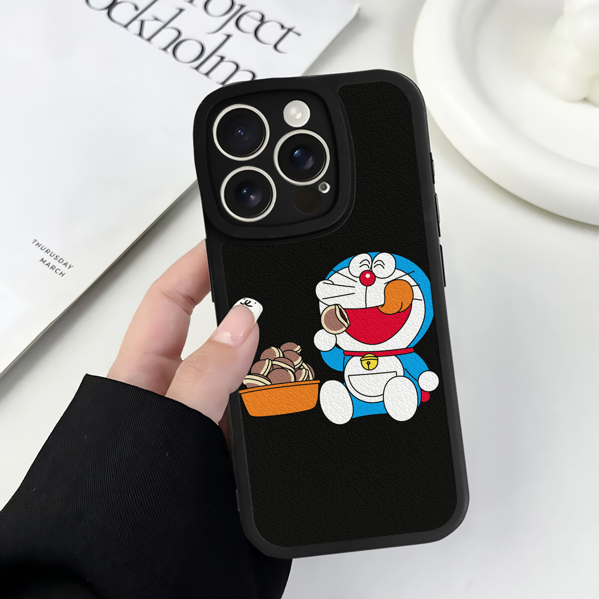（画像用） ドラえもん Doraemon 【iPhone 16シリーズ対応】シリコンスマホケース（レザー調） 材質：シリコン